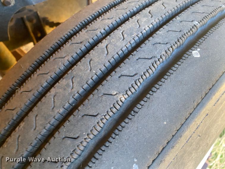 image for item DN0040 1995 International 9400  semi truck