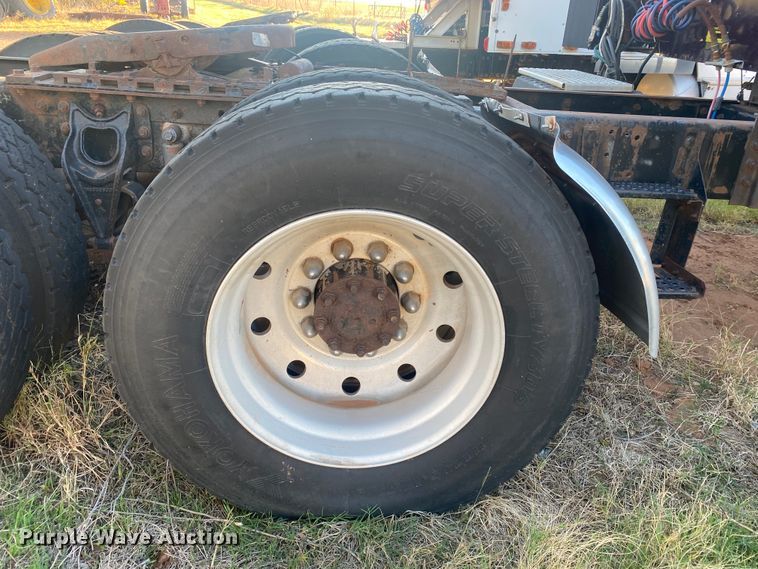 image for item DN0040 1995 International 9400  semi truck