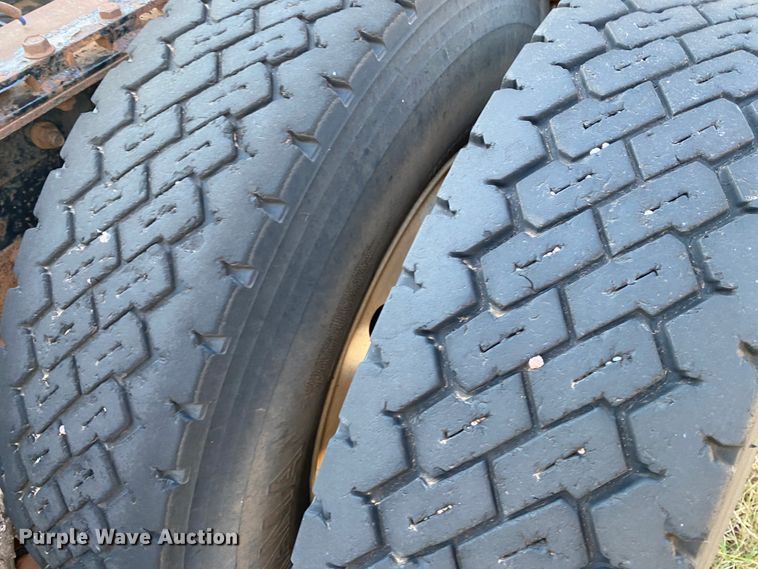 image for item DN0040 1995 International 9400  semi truck