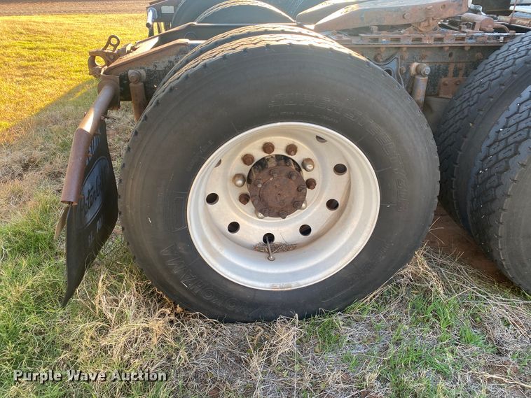 image for item DN0040 1995 International 9400  semi truck