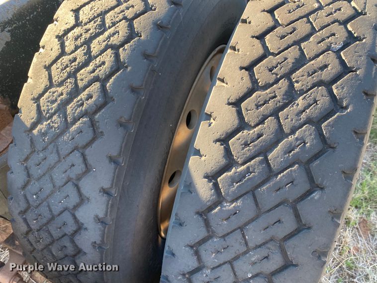 image for item DN0040 1995 International 9400  semi truck