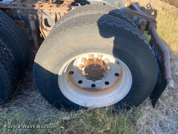 image for item DN0040 1995 International 9400  semi truck