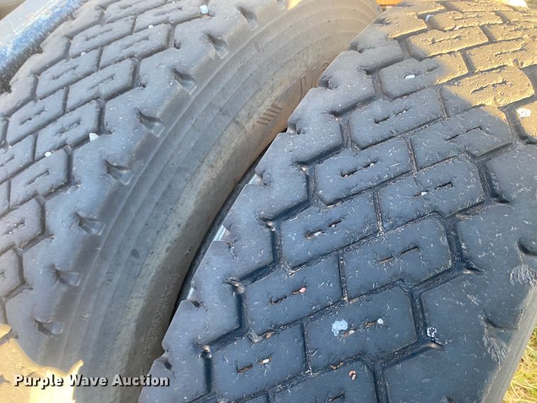 image for item DN0040 1995 International 9400  semi truck