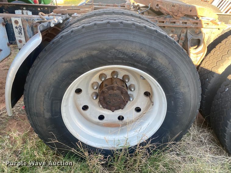 image for item DN0040 1995 International 9400  semi truck