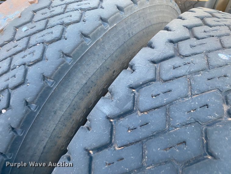 image for item DN0040 1995 International 9400  semi truck