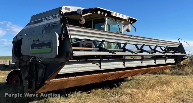 image for item DN0047 1982 Gleaner N7  combine