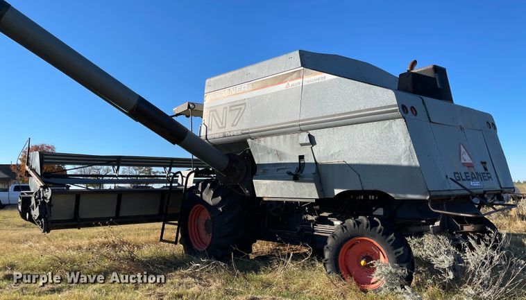 image for item DN0047 1982 Gleaner N7  combine