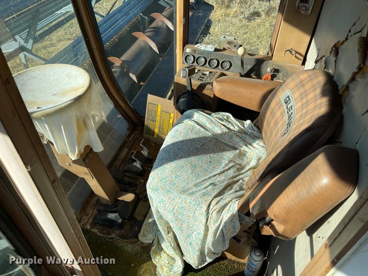 image for item DN0047 1982 Gleaner N7  combine