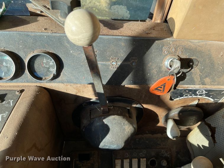 image for item DN0047 1982 Gleaner N7  combine