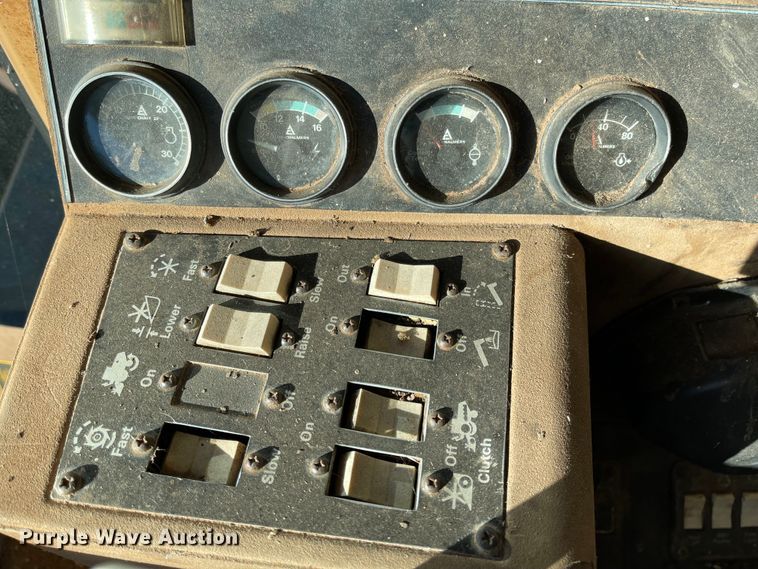 image for item DN0047 1982 Gleaner N7  combine