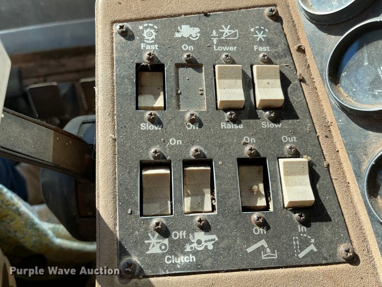 image for item DN0047 1982 Gleaner N7  combine