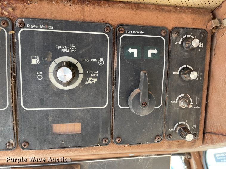 image for item DN0047 1982 Gleaner N7  combine