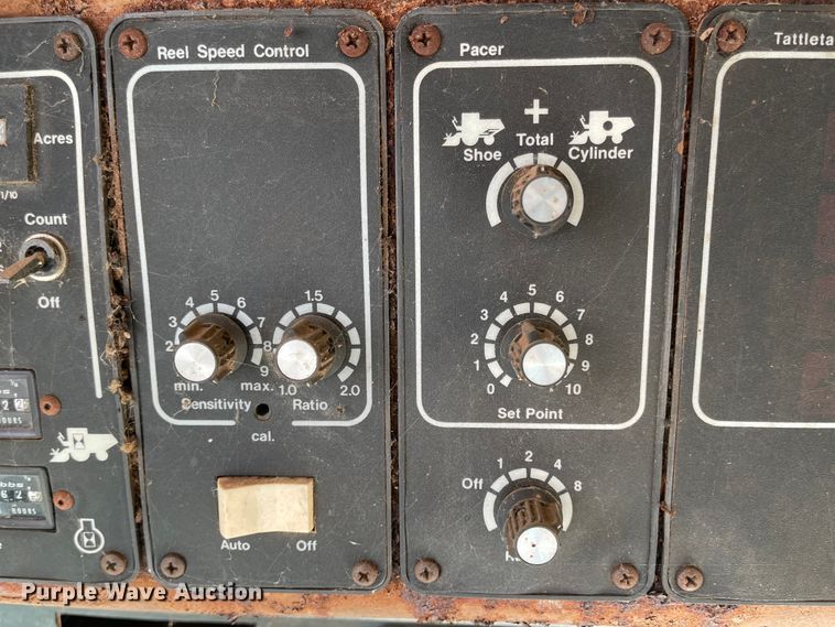 image for item DN0047 1982 Gleaner N7  combine