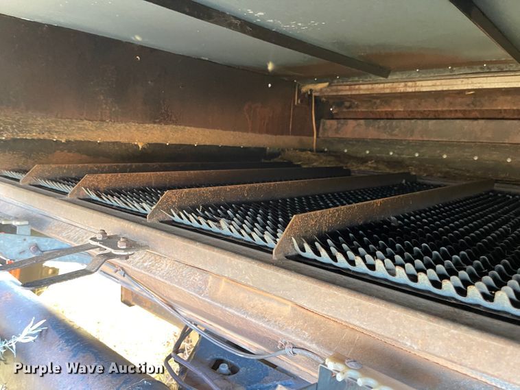 image for item DN0047 1982 Gleaner N7  combine