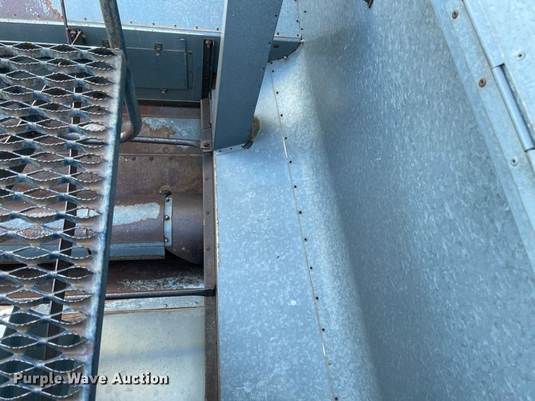 image for item DN0047 1982 Gleaner N7  combine