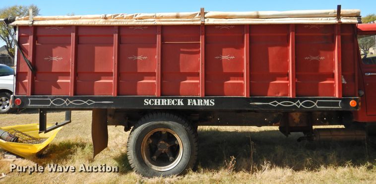 image for item DN0049 1975 International 1600  grain truck