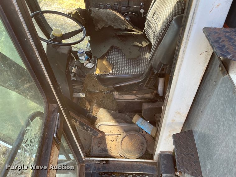 image for item DN0064 1980 Gleaner L2  combine