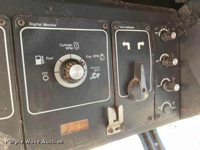 image for item DN0064 1980 Gleaner L2  combine