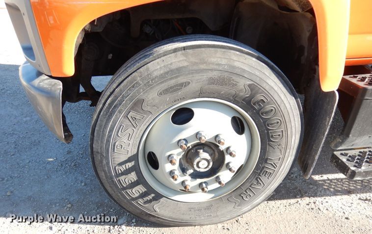 image for item DK3057 2005 GMC C7500  Crew Cab flatbed truck