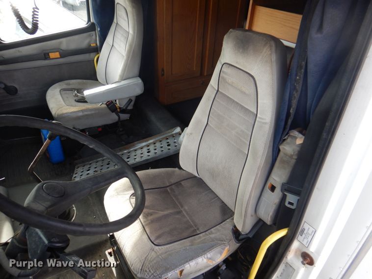 image for item DK8683 2000 Freightliner FL70  box truck