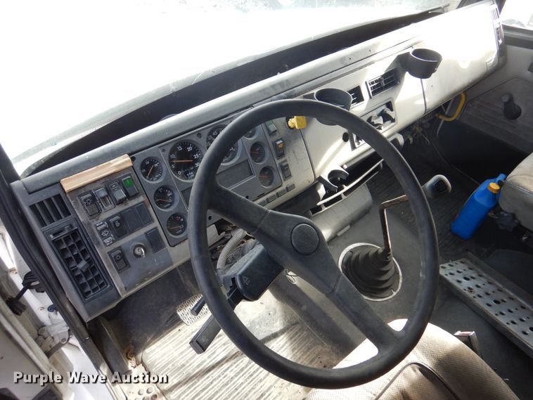 image for item DK8683 2000 Freightliner FL70  box truck