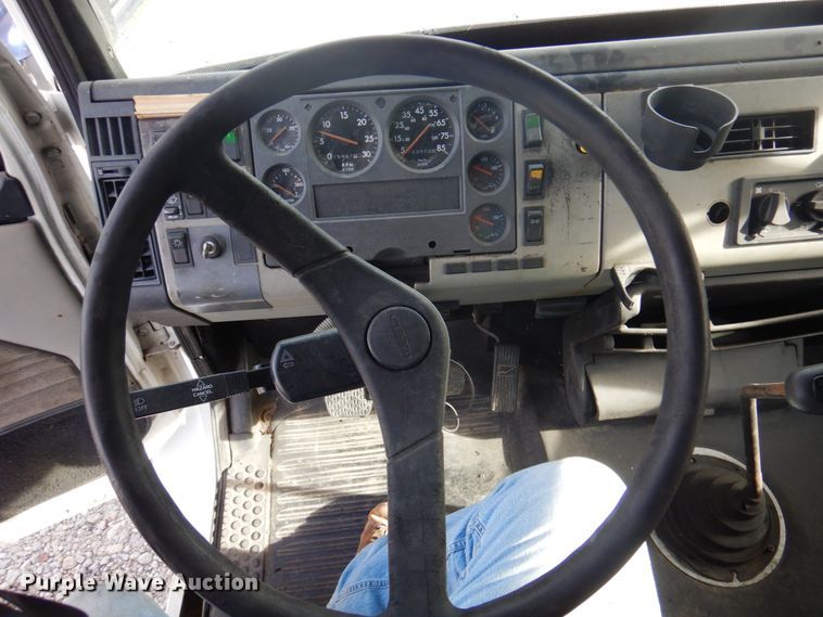 image for item DK8683 2000 Freightliner FL70  box truck