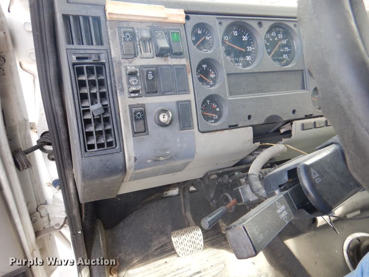 image for item DK8683 2000 Freightliner FL70  box truck