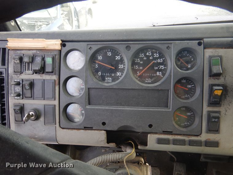 image for item DK8683 2000 Freightliner FL70  box truck