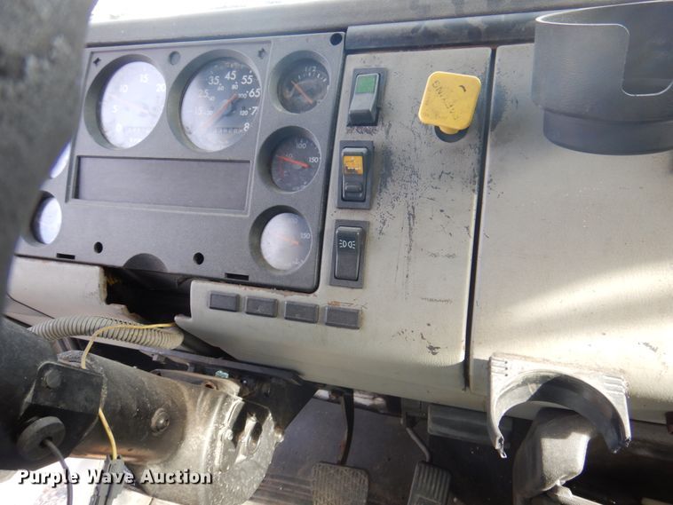 image for item DK8683 2000 Freightliner FL70  box truck