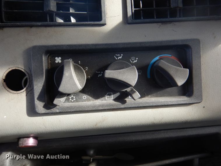 image for item DK8683 2000 Freightliner FL70  box truck