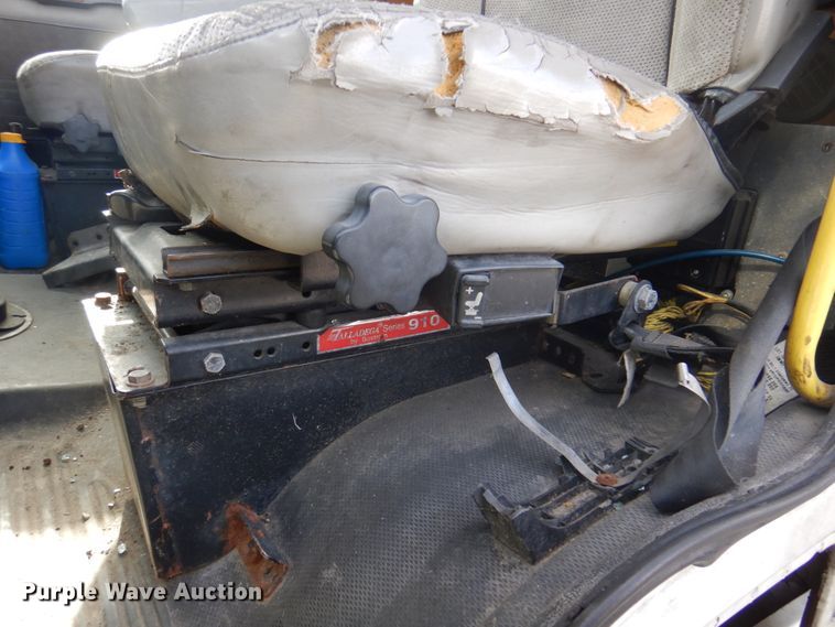 image for item DK8683 2000 Freightliner FL70  box truck