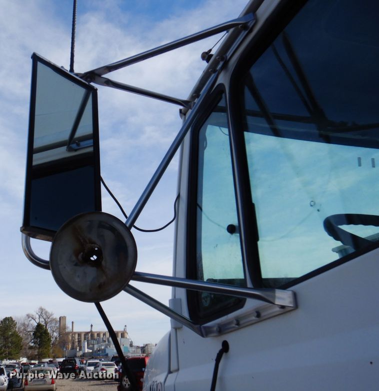 image for item DK8683 2000 Freightliner FL70  box truck