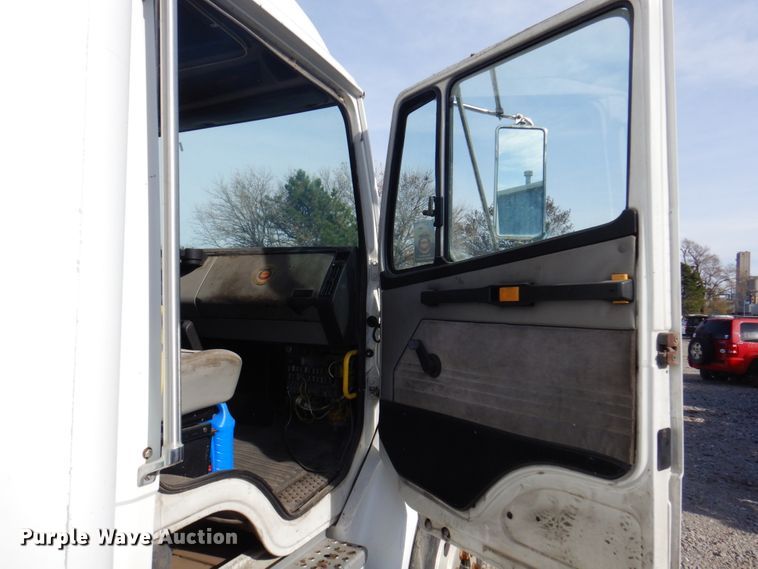 image for item DK8683 2000 Freightliner FL70  box truck