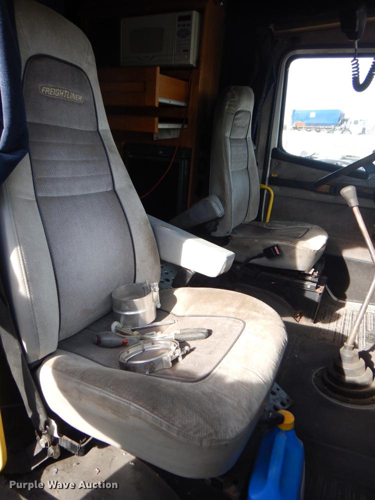 image for item DK8683 2000 Freightliner FL70  box truck