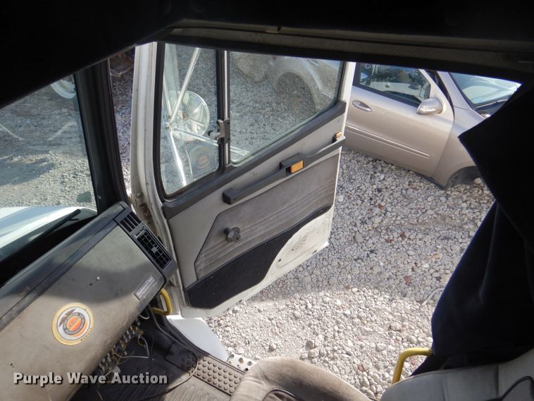 image for item DK8683 2000 Freightliner FL70  box truck