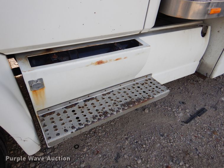 image for item DK8683 2000 Freightliner FL70  box truck