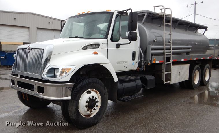 image for item DM0663 2005 International 7500  fuel truck