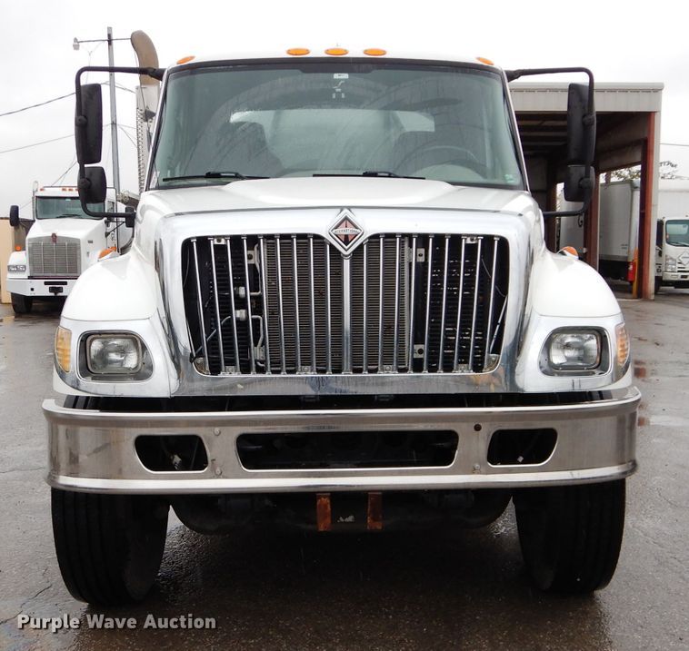 image for item DM0663 2005 International 7500  fuel truck