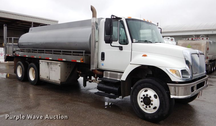 image for item DM0663 2005 International 7500  fuel truck