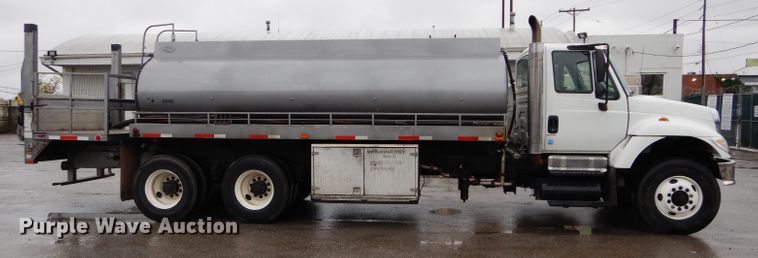 image for item DM0663 2005 International 7500  fuel truck