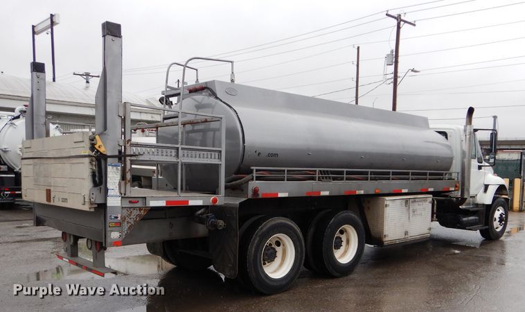 image for item DM0663 2005 International 7500  fuel truck
