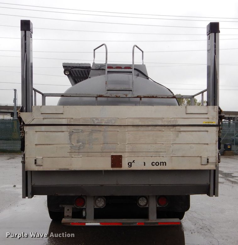 image for item DM0663 2005 International 7500  fuel truck