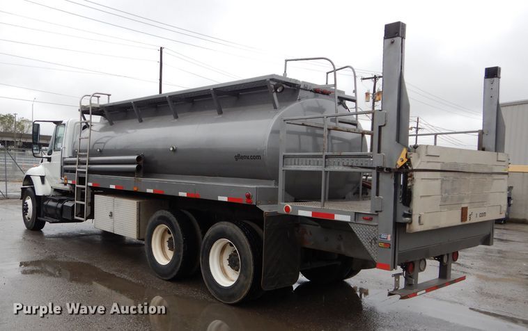 image for item DM0663 2005 International 7500  fuel truck