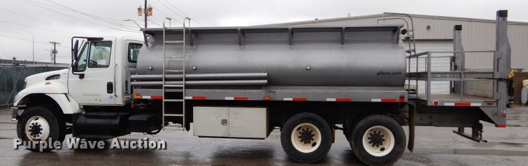 image for item DM0663 2005 International 7500  fuel truck