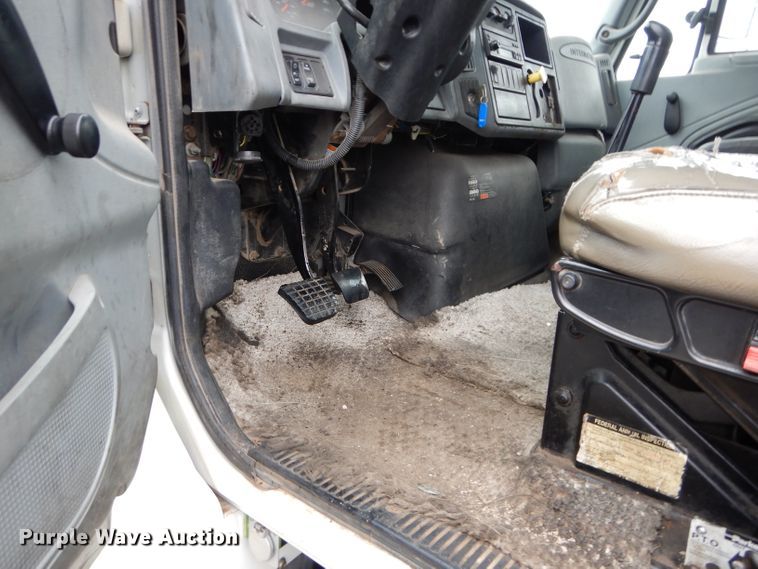 image for item DM0663 2005 International 7500  fuel truck