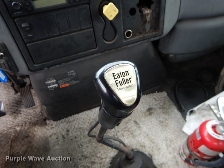 image for item DM0663 2005 International 7500  fuel truck