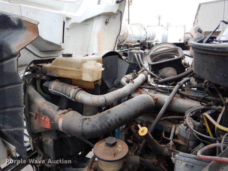 image for item DM0663 2005 International 7500  fuel truck