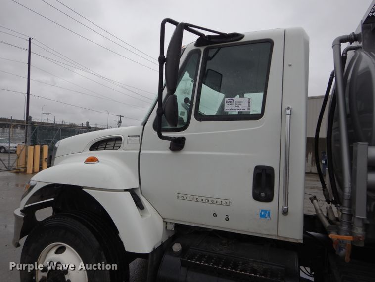 image for item DM0663 2005 International 7500  fuel truck