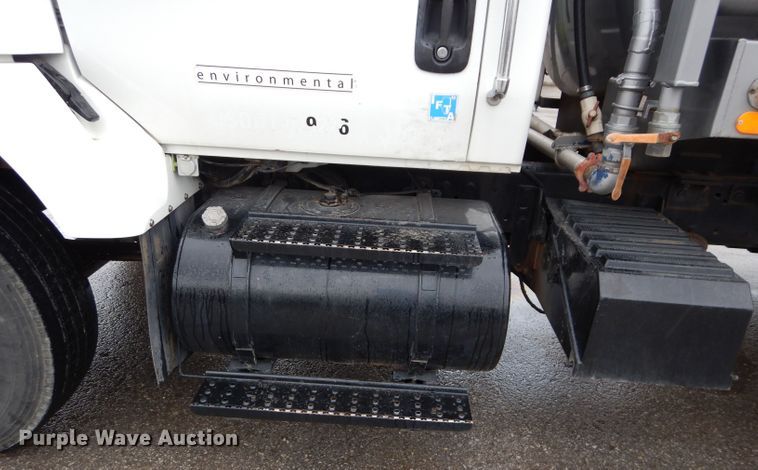 image for item DM0663 2005 International 7500  fuel truck