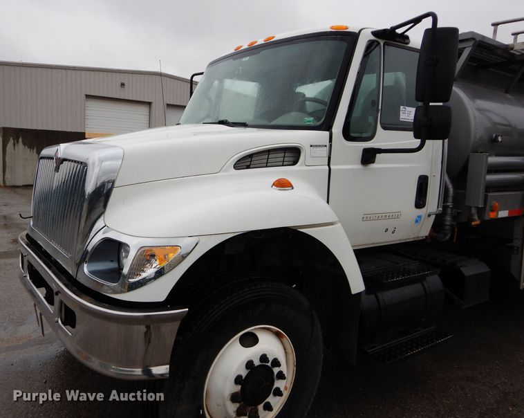 image for item DM0663 2005 International 7500  fuel truck